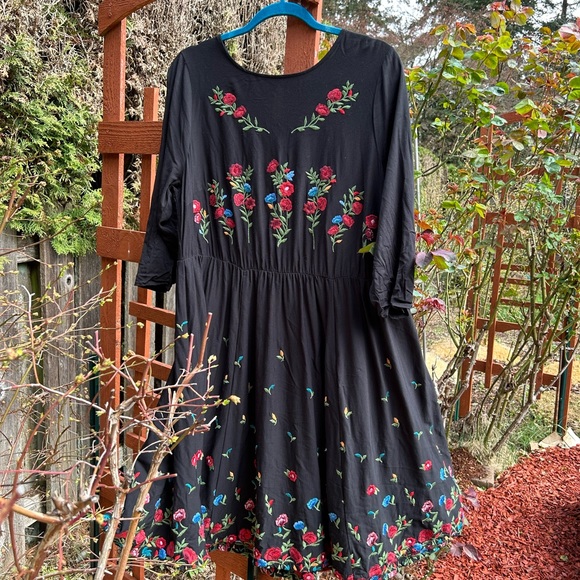 Torrid dress black with floral embroidery hem elastic waistband Sz 1X - Picture 1 of 5